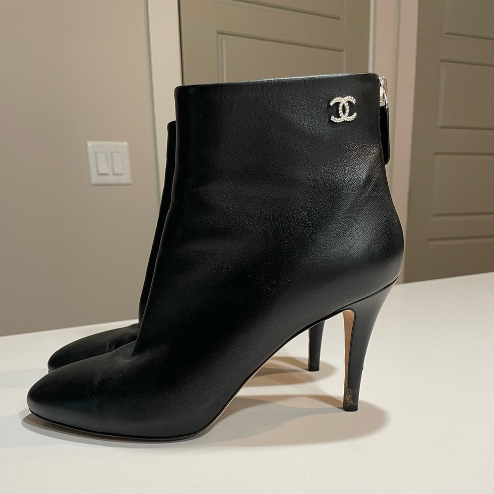 CHANEL leather ankle boots